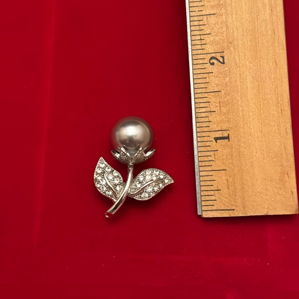 Decorative pearl designed brooch